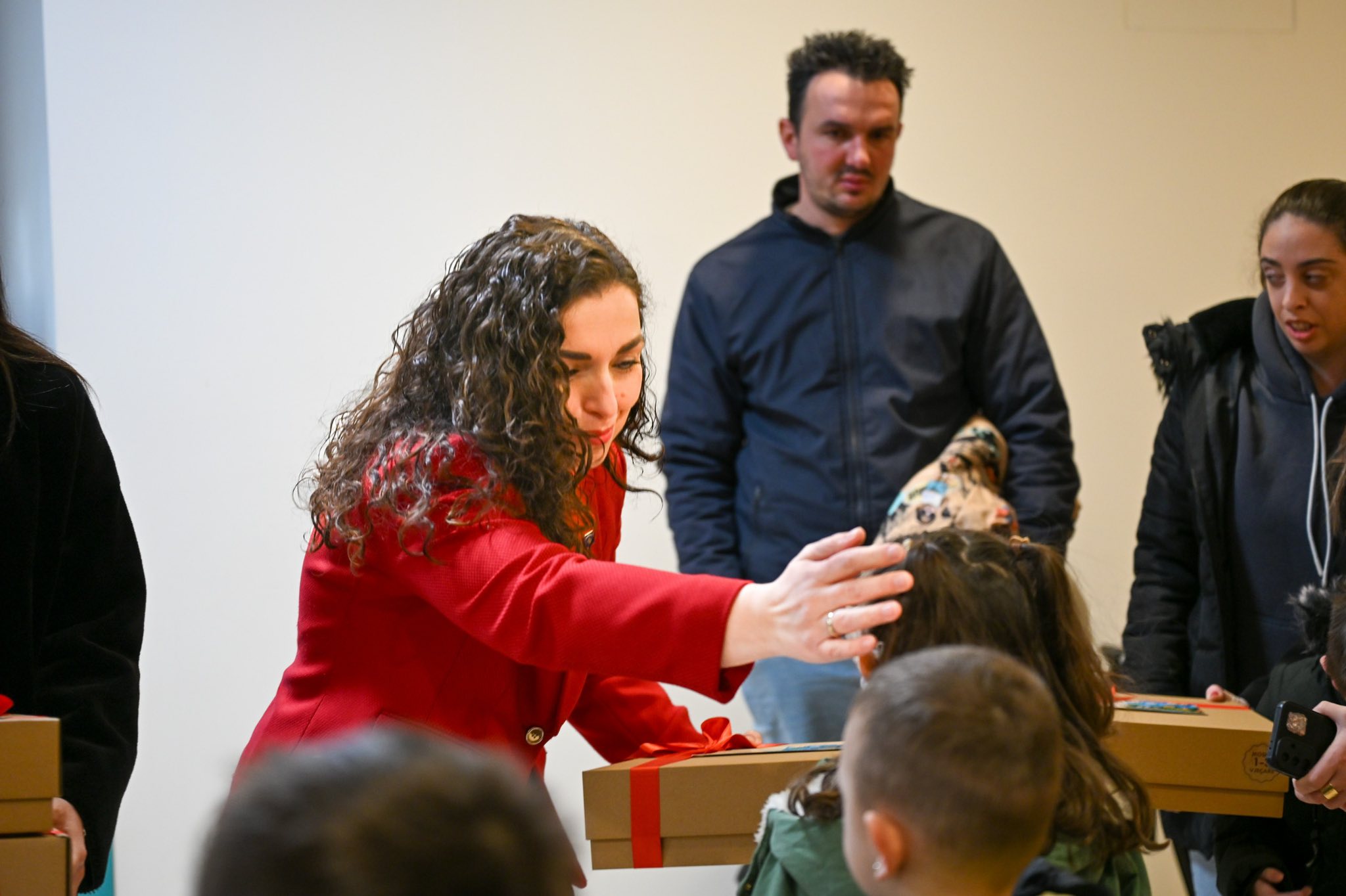 Presidentja Osmani vizitoi fëmijët në repartin e hemato-onkologjisë në Klinikën e Pediatrisë-13