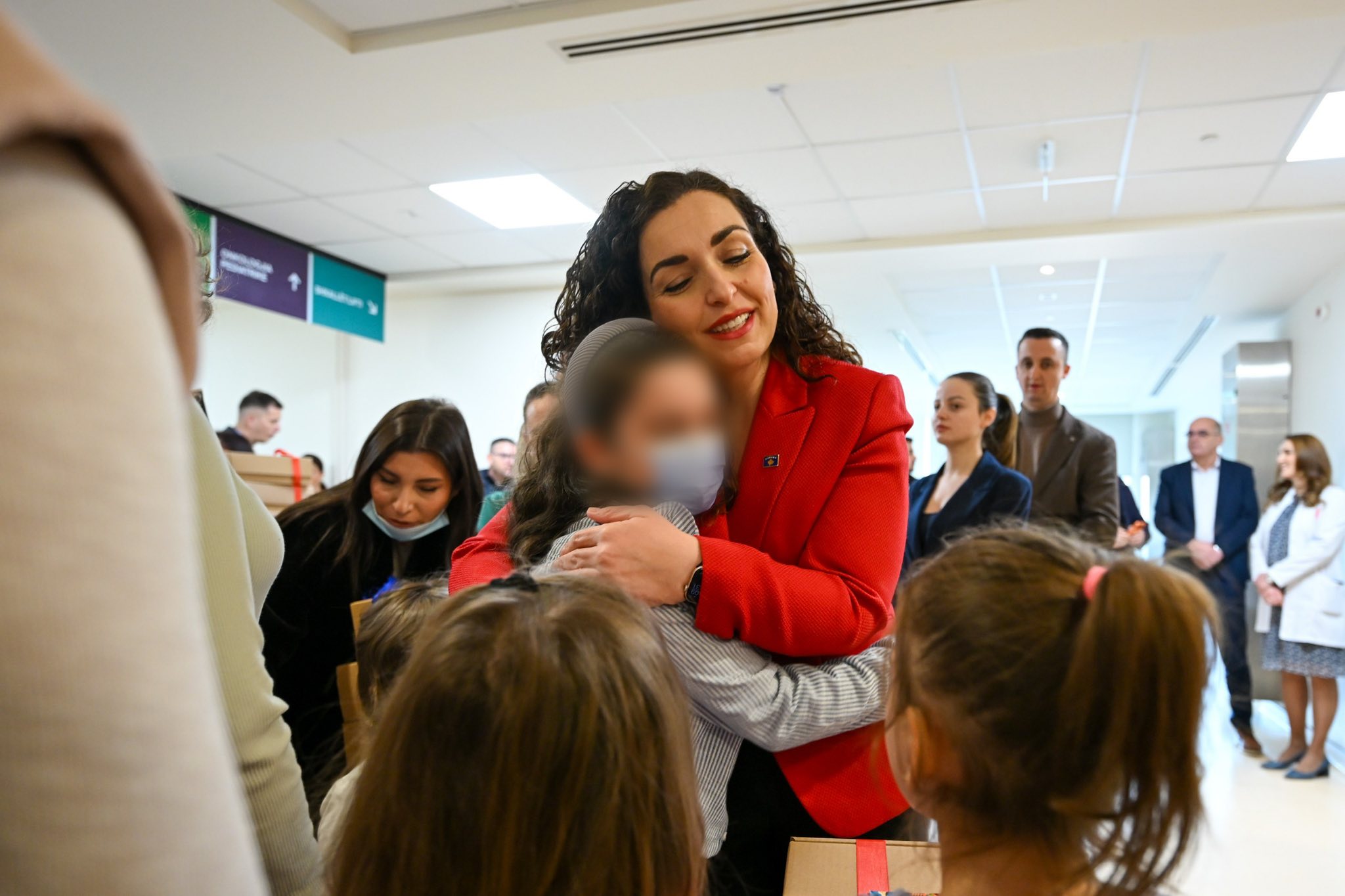 Presidentja Osmani vizitoi fëmijët në repartin e hemato-onkologjisë në Klinikën e Pediatrisë-14