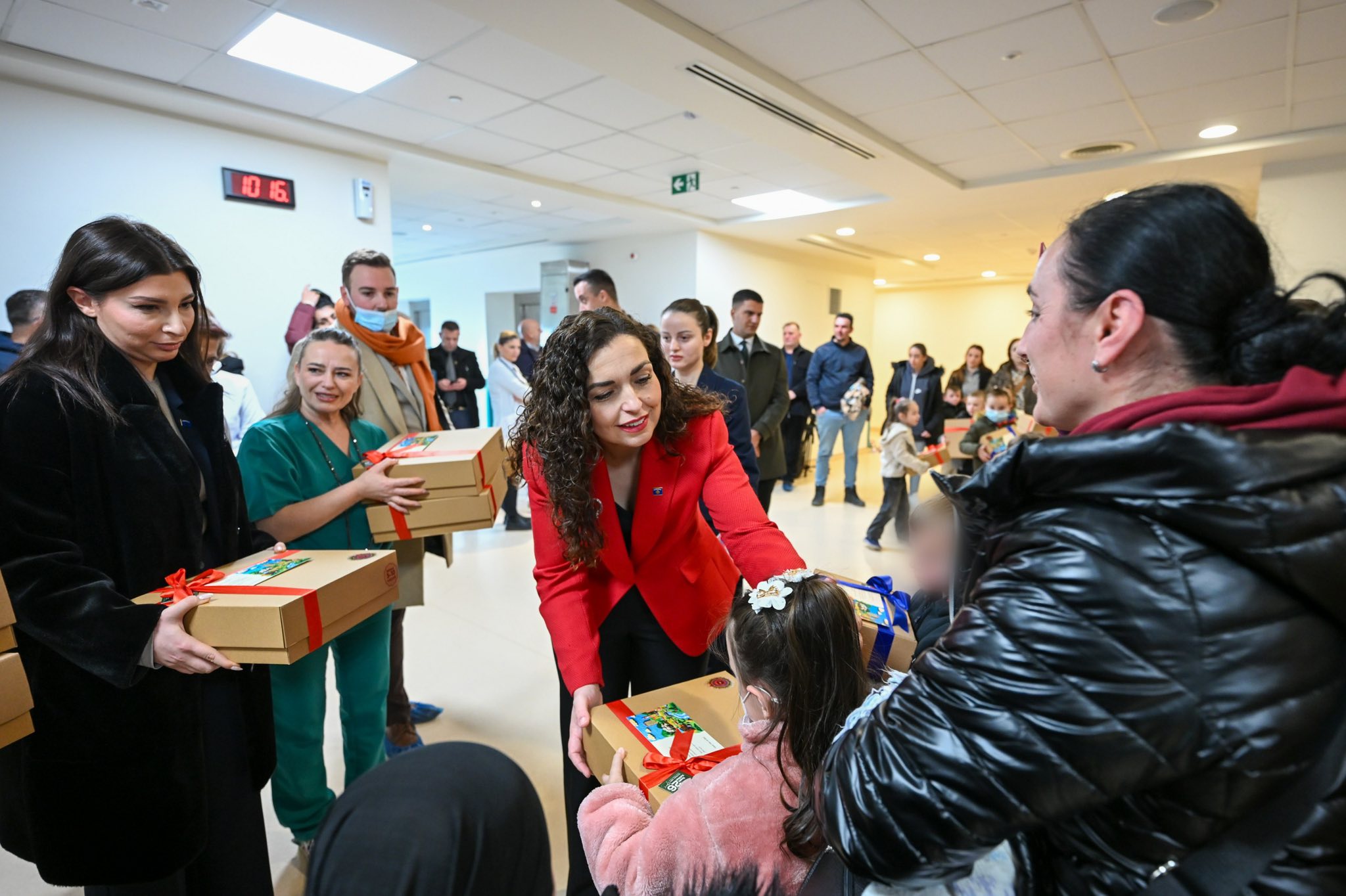 Presidentja Osmani vizitoi fëmijët në repartin e hemato-onkologjisë në Klinikën e Pediatrisë-15