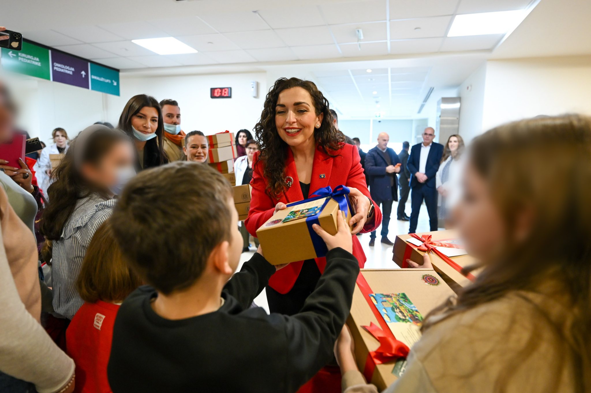 Presidentja Osmani vizitoi fëmijët në repartin e hemato-onkologjisë në Klinikën e Pediatrisë-16