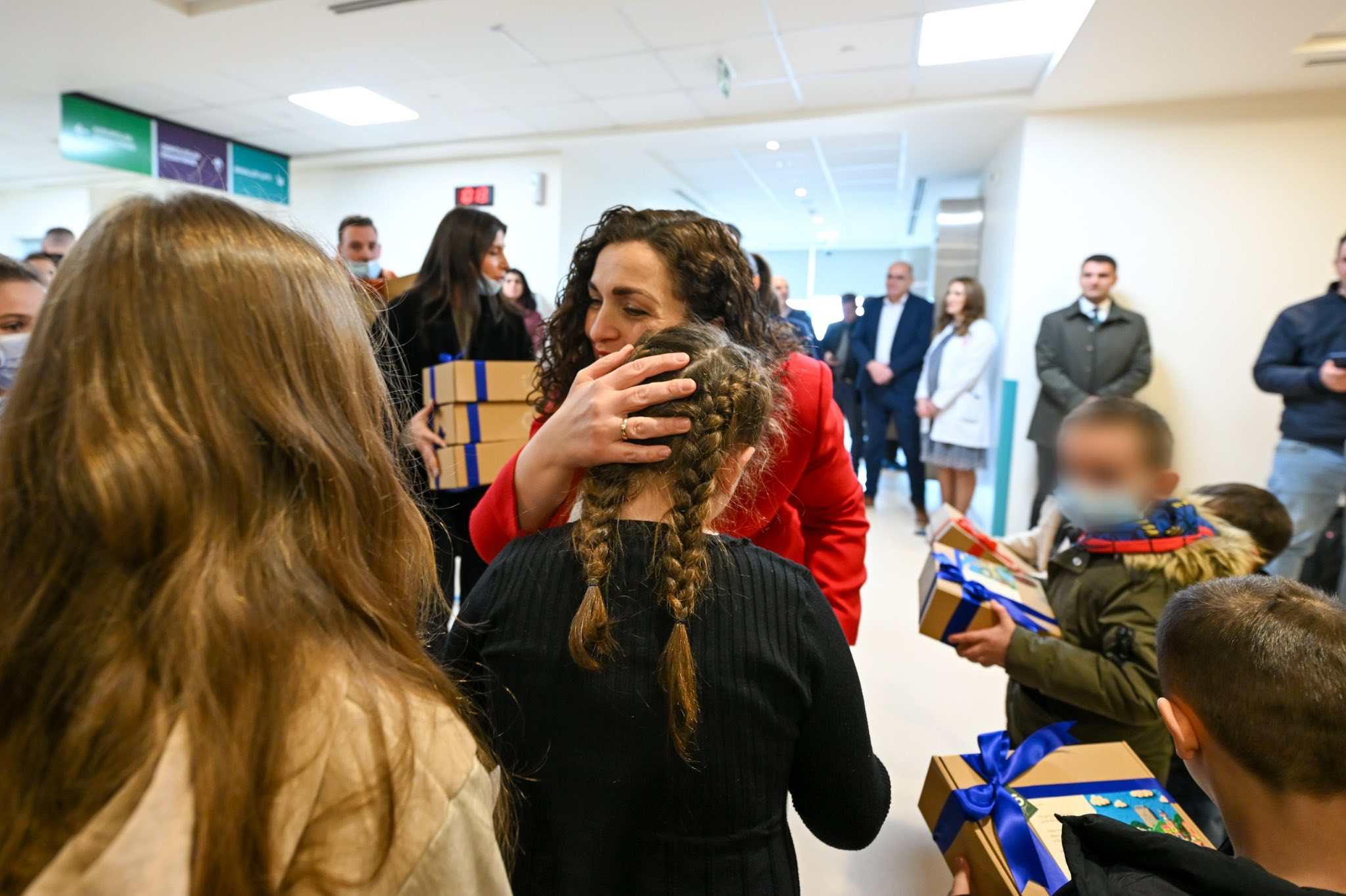 Presidentja Osmani vizitoi fëmijët në repartin e hemato-onkologjisë në Klinikën e Pediatrisë-17