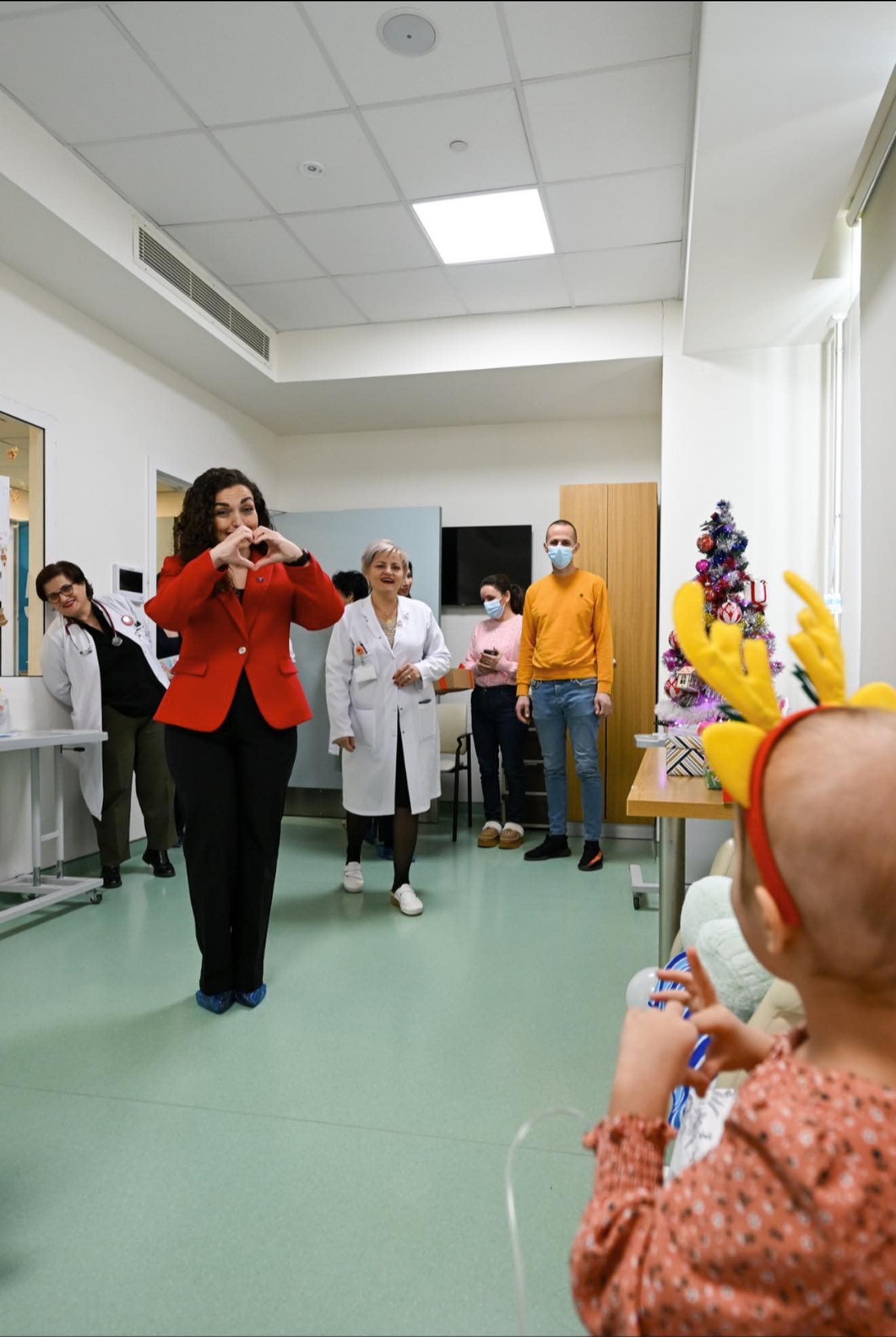 Presidentja Osmani vizitoi fëmijët në repartin e hemato-onkologjisë në Klinikën e Pediatrisë-2
