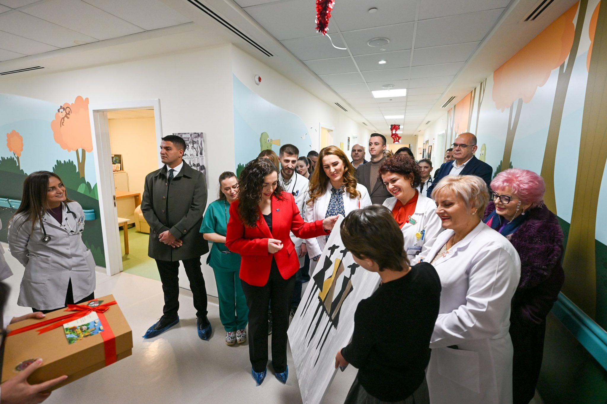 Presidentja Osmani vizitoi fëmijët në repartin e hemato-onkologjisë në Klinikën e Pediatrisë-3