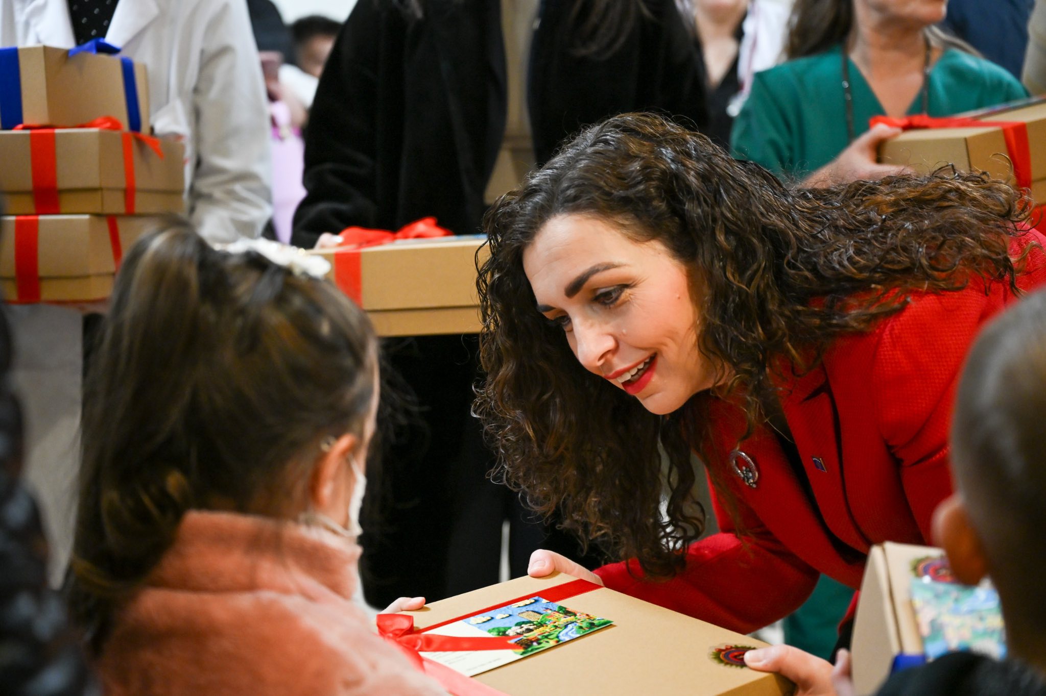 Presidentja Osmani vizitoi fëmijët në repartin e hemato-onkologjisë në Klinikën e Pediatrisë-4