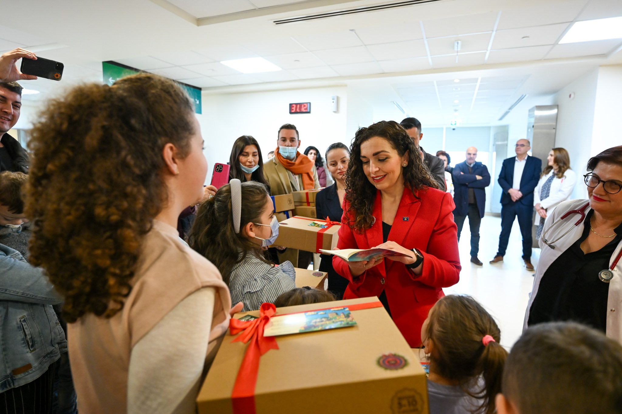 Presidentja Osmani vizitoi fëmijët në repartin e hemato-onkologjisë në Klinikën e Pediatrisë-5