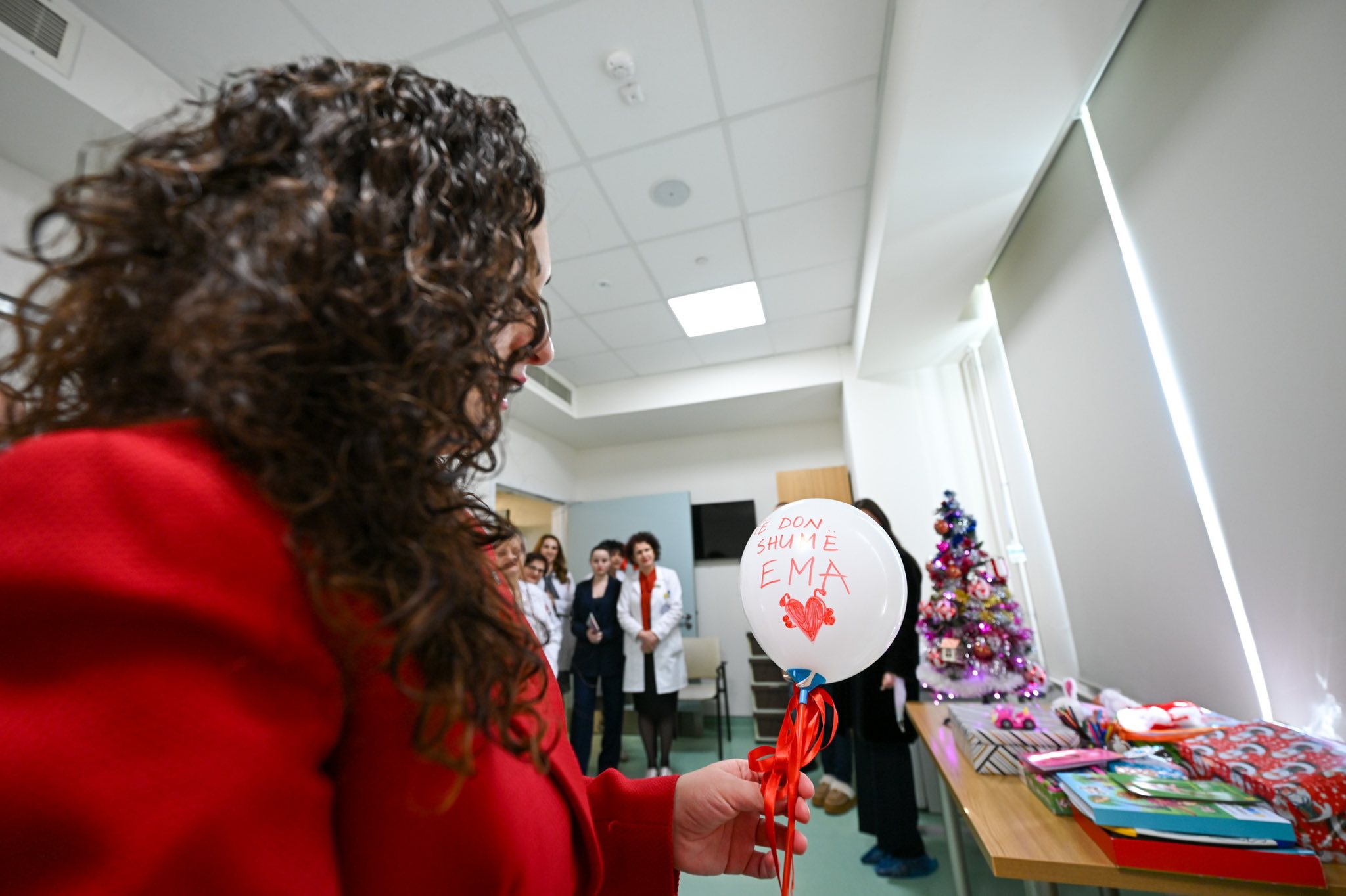 Presidentja Osmani vizitoi fëmijët në repartin e hemato-onkologjisë në Klinikën e Pediatrisë-6