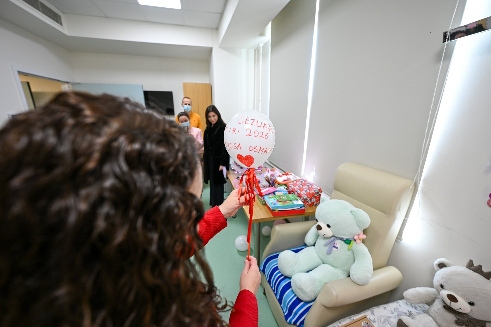 Presidentja Osmani vizitoi fëmijët në repartin e hemato-onkologjisë në Klinikën e Pediatrisë-7