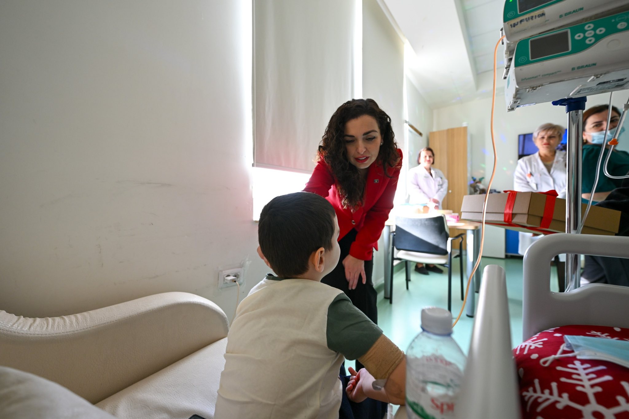 Presidentja Osmani vizitoi fëmijët në repartin e hemato-onkologjisë në Klinikën e Pediatrisë-8