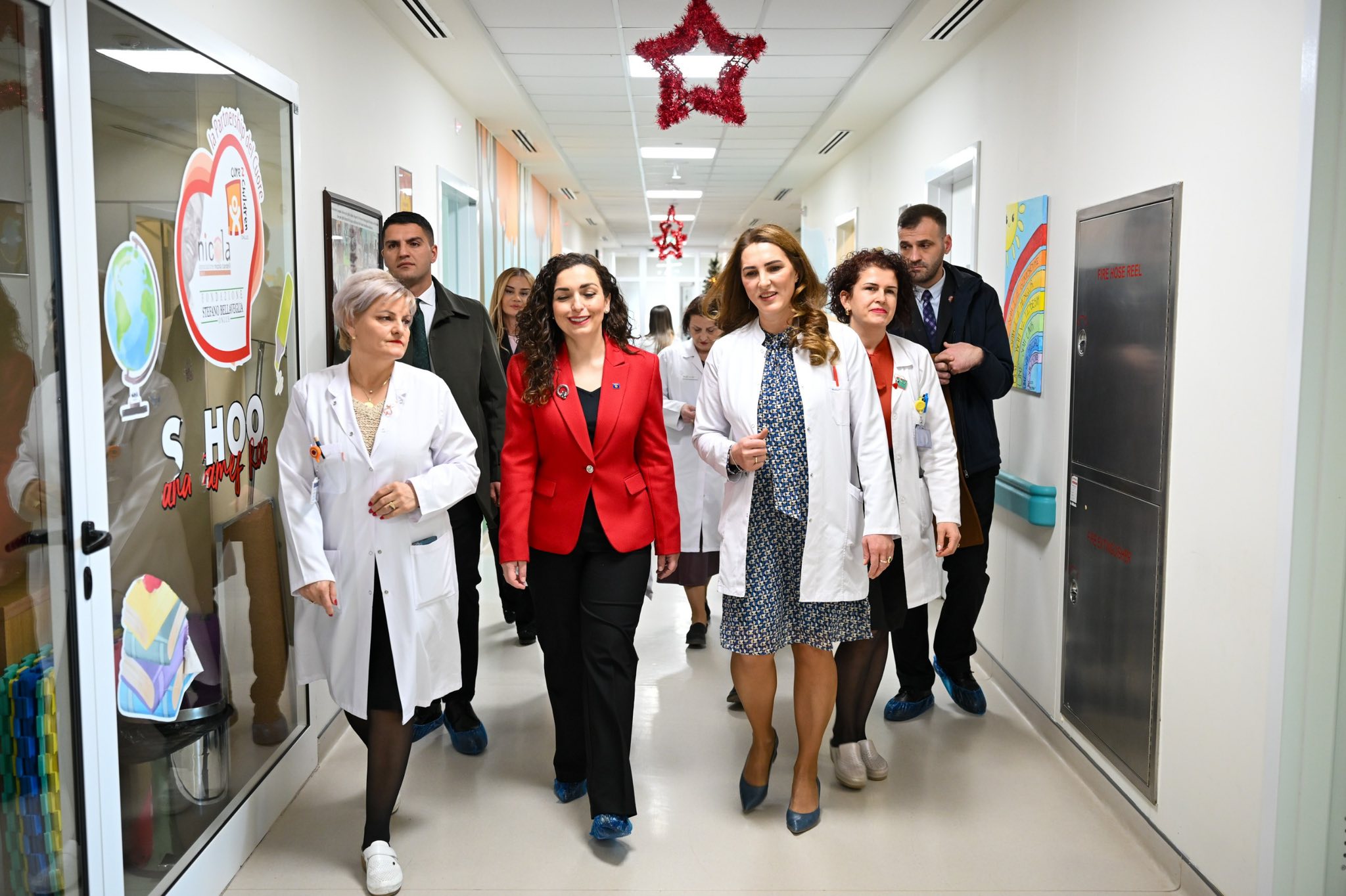 Presidentja Osmani vizitoi fëmijët në repartin e hemato-onkologjisë në Klinikën e Pediatrisë-9