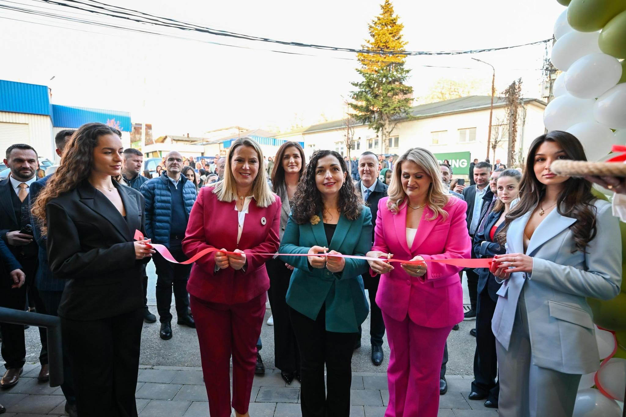 Presidentja Osmani vizitoi komunën e Shtimes dhe atë të Ferizajt-25