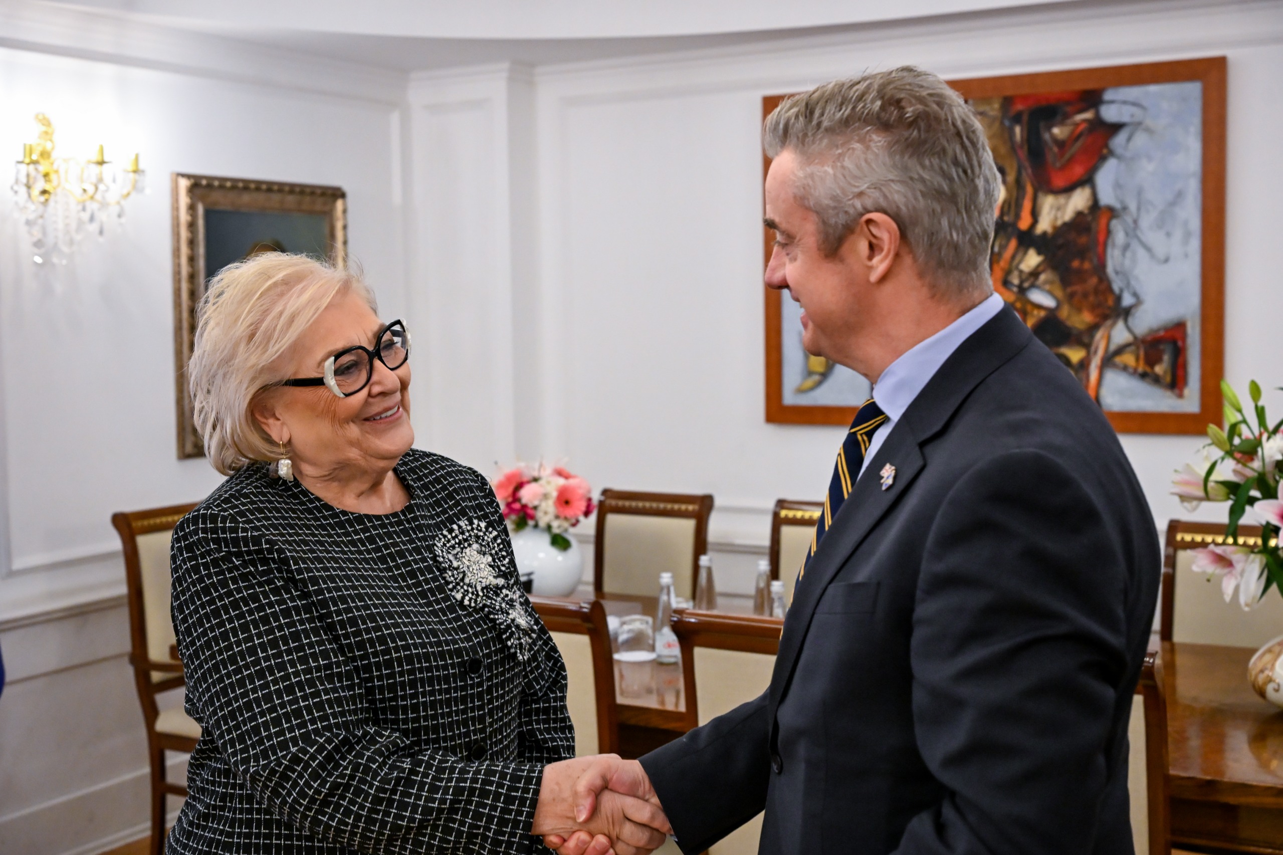 Presidentja Shiroka Pula priti në takim ambasadorin e Mbretërisë së Bashkuar, Jonathan Hargreaves-1