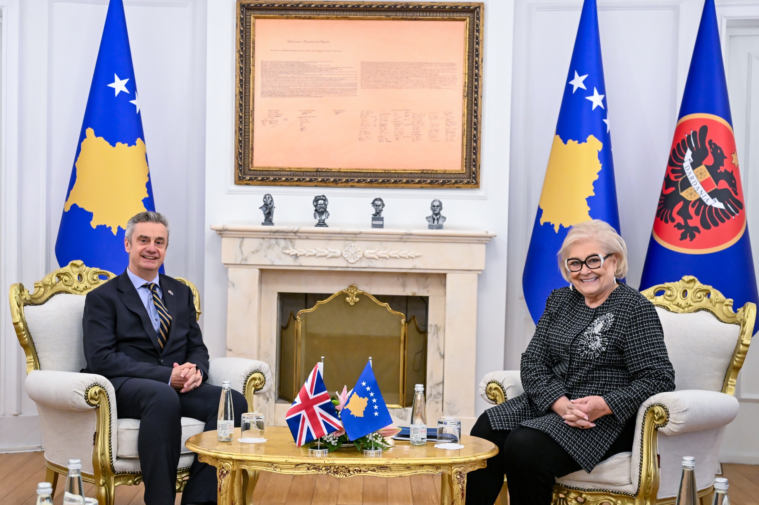 Presidentja Shiroka Pula priti në takim ambasadorin e Mbretërisë së Bashkuar, Jonathan Hargreaves-2