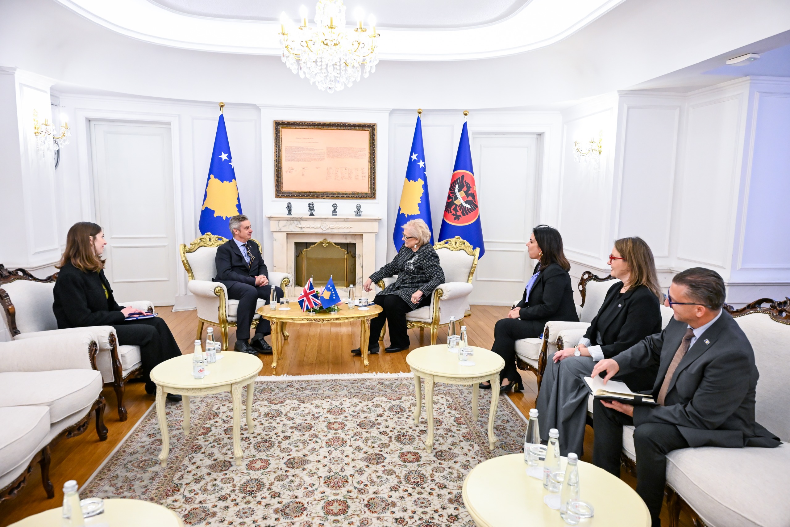 Presidentja Shiroka Pula priti në takim ambasadorin e Mbretërisë së Bashkuar, Jonathan Hargreaves-3