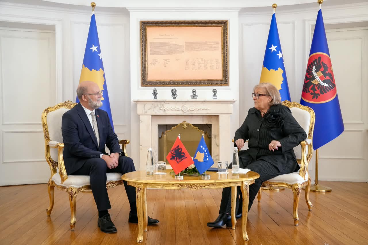 Presidentja Shiroka Pula, priti në takim ambasadorin e Republikës së Shqipërisë, z. Petrit Malaj -1