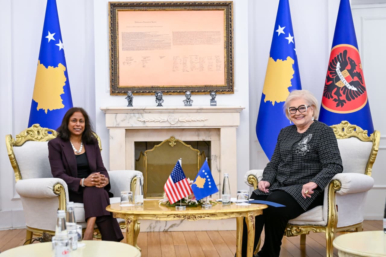 Presidentja Shiroka Pula priti në takim të ngarkuarën me punë në Ambasadën e SHBA-së, Anu Prattipati-1