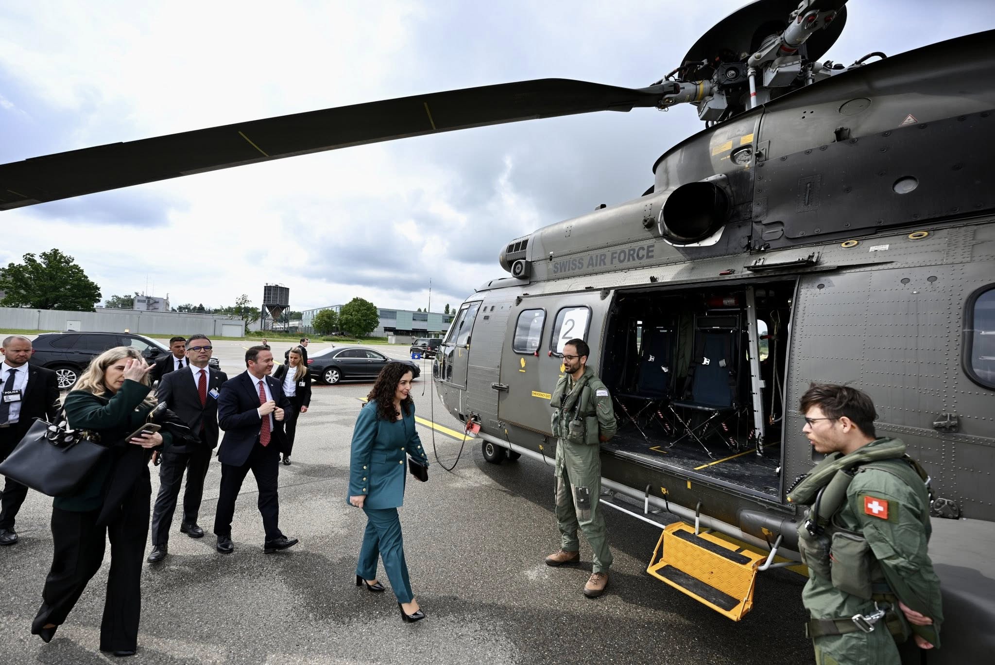 Presidentja Vjosa Osmani arrin në Zvicër për vizitën shtetërore-1