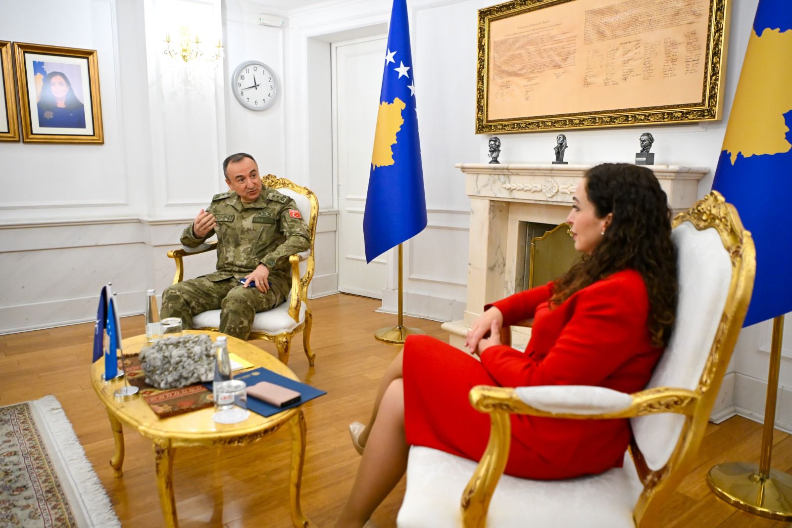 Presidentja Vjosa Osmani priti në takim komandantin e ri të KFOR-it, gjeneralmajor Özkan Ulutaş-2