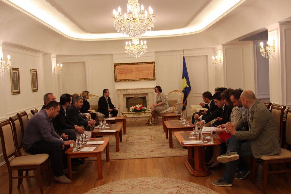 Presidentja_Jahjaga_priti_nje_delegacion_te_AGPK-se_dhe_redaktoret_e_kryeredaktoret_e_mediave_ne_Kosove_01_Desktop_Resolution