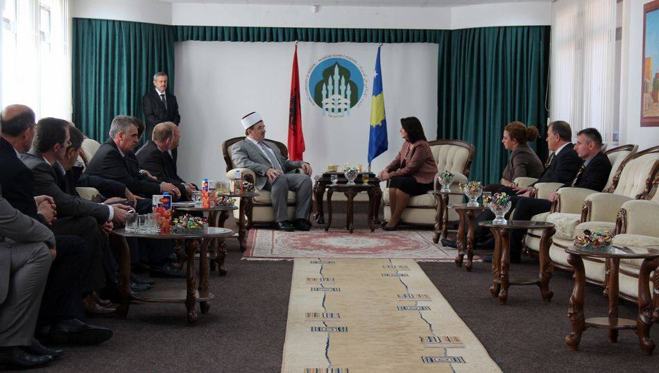 Presidentja_Jahjaga_uroi_udheheqjen_e_Bashkesise_Islame_te_Kosoves_per_festen_e_Kurban_Bajramit_