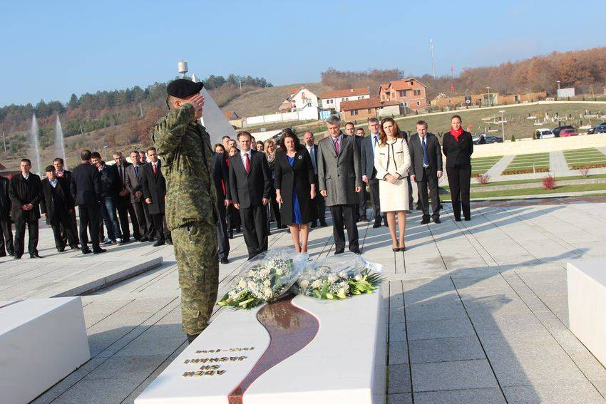 Presidentja_Jahjaga_vizitoi_Kompleksin_Memorial_ne_Prekaz_2_