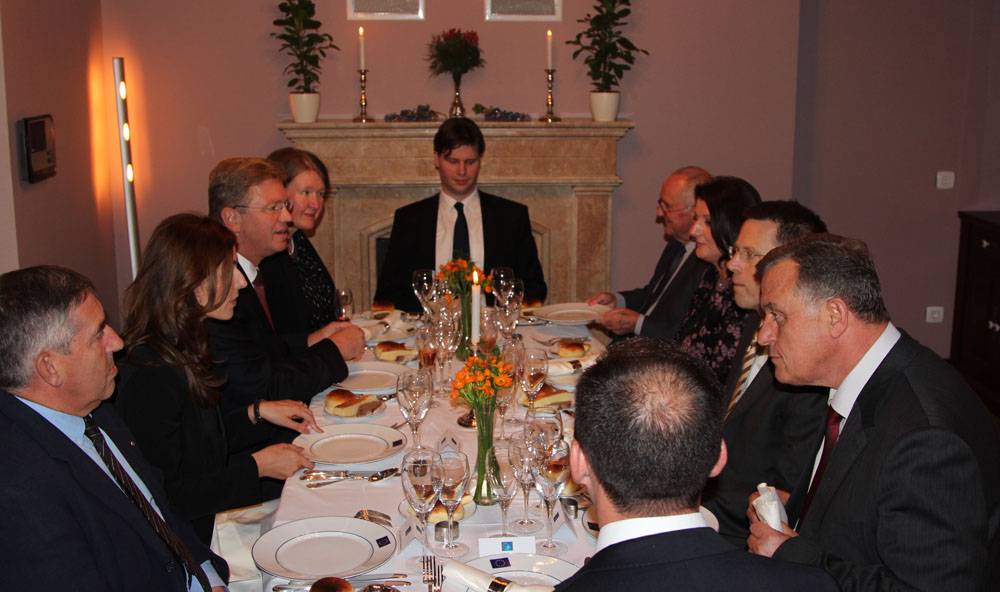 Presidentja_Jahjaga_zhvilloi_nje_darke_pune_me_komisionerin_per_Zgjerim_te_Bashkimit_Evropian_Stefan_Fule_0