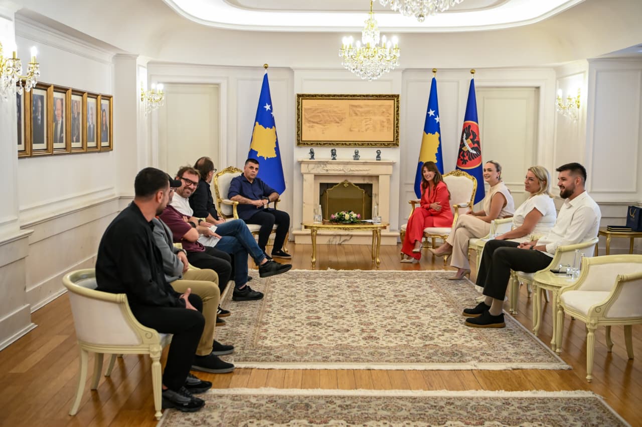 U.D. Presidentja Haxhiu dekoroi grupin “Marigona” -2