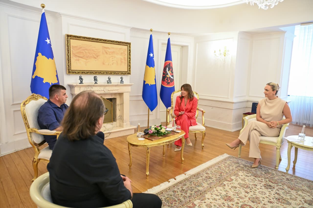 U.D. Presidentja Haxhiu dekoroi grupin “Marigona” -4