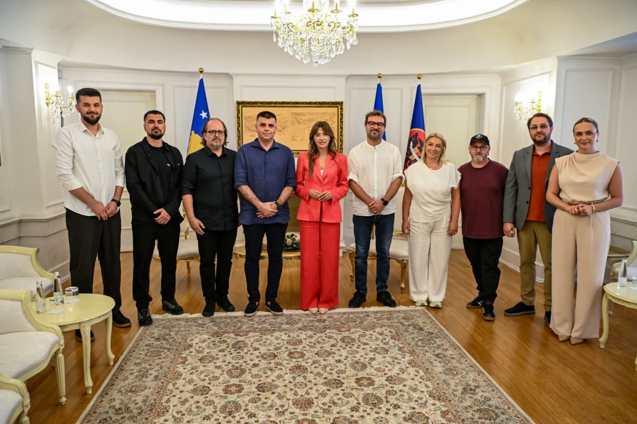 U.D. Presidentja Haxhiu dekoroi grupin “Marigona” -5