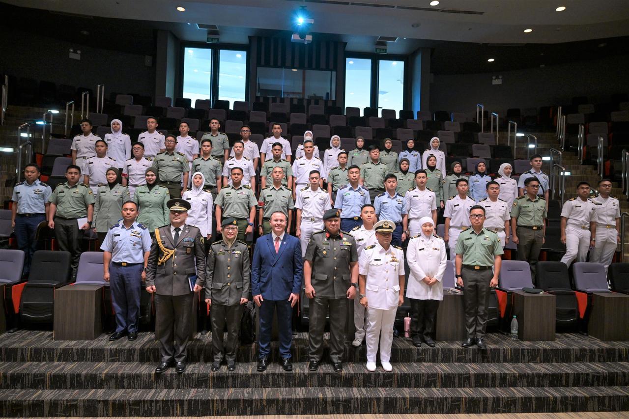 Zotëria i Parë Prindon Sadriu, pritet me nderime të larta në Akademinë e Mbrojtjes-10
