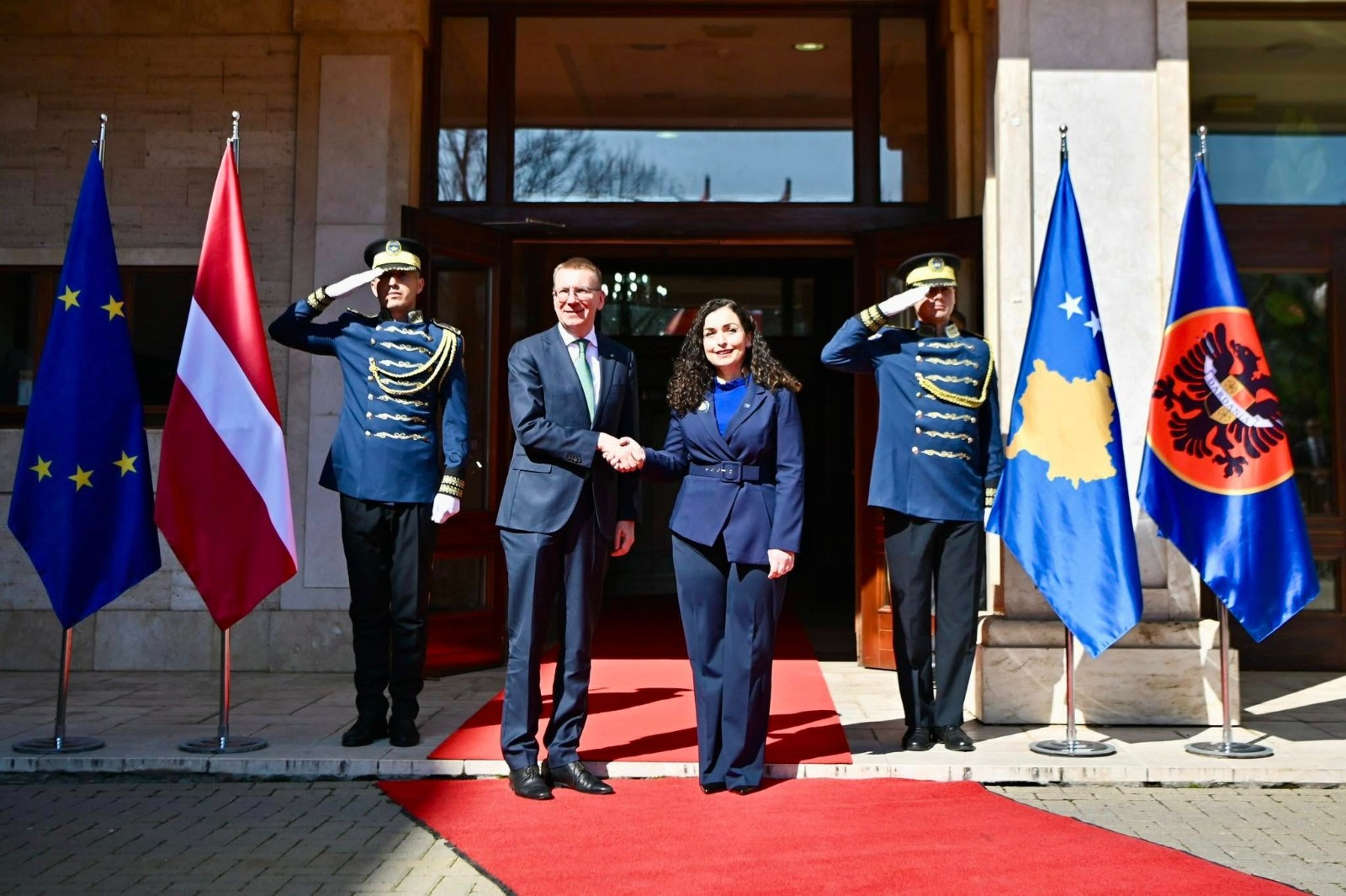 foto-arkiv - Presidentja Osmani ka udhëtuar për vizitë pune në Republikën e Letonisë