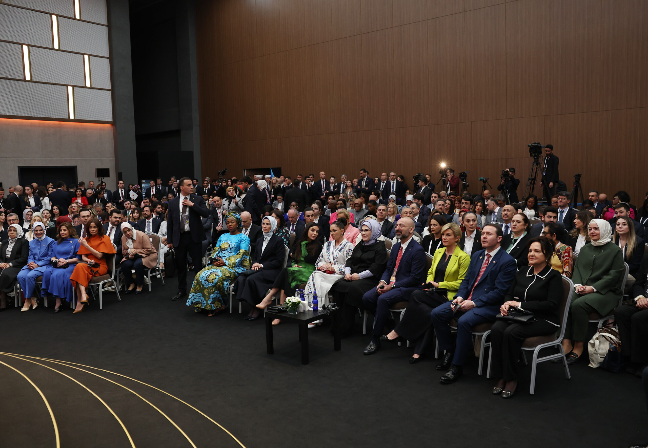 Anadolu Ajansının (AA) 'Global İletişim Ortağı' olduğu 4. Antalya Diplomasi Forumu (ADF2025), Belek Turizm Bölgesi'ndeki NEST Kongre Merkezi'nde devam ediyor. Forum kapsamında "Ayrışan Dünyada Geleceği İnşa Etmek: Eğitimin Dönüştürücü Gücü" panel düzenlendi. Panele, Cumhurbaşkanı Erdoğan'ın eşi Emine Erdoğan ile Azerbaycan Cumhurbaşkanı Aliyev'in eşi Mihriban Aliyeva da katıldı. ( TCCB/ Murat Kula - Anadolu Ajansı )